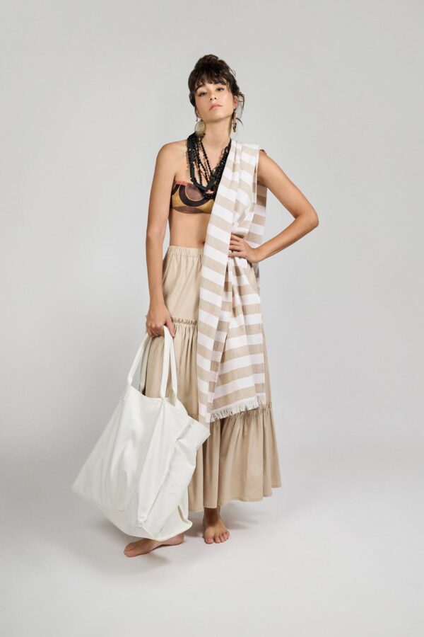 Fouta broadcloth in light cotton with bangs. White background with stripes, yarn-dyed.  Wide bag made of cotton canva.