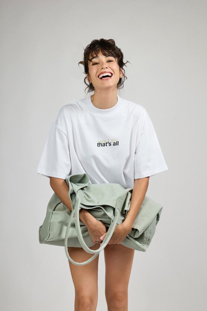 T-shirt oversize soffice e strutturata, borsa ampia in canva di cotone