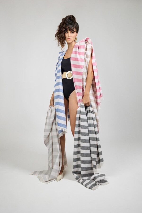 Telo Fouta ampio in cotone leggero con frange. Fondo bianco con righe, tinto in filo.