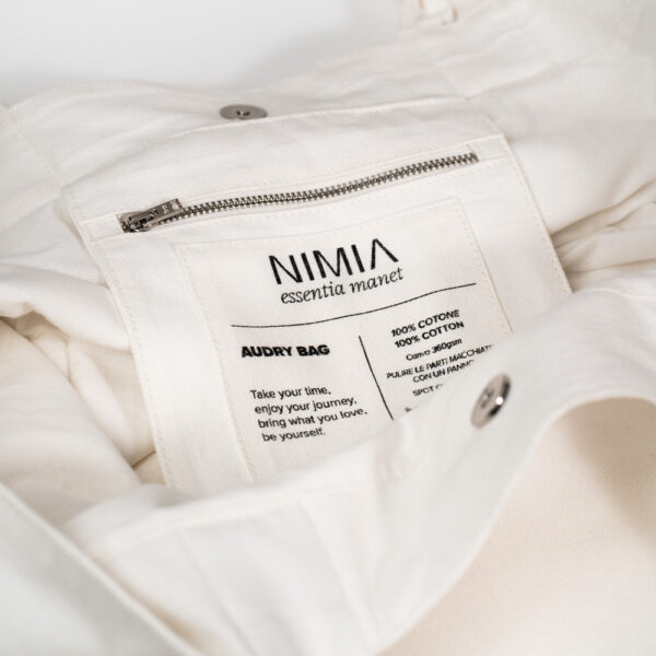 Very roomy casual bag in white cotton canva