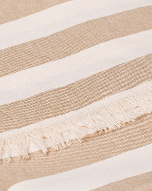 Fouta broadcloth in light cotton with bangs. White background with stripes, yarn-dyed.