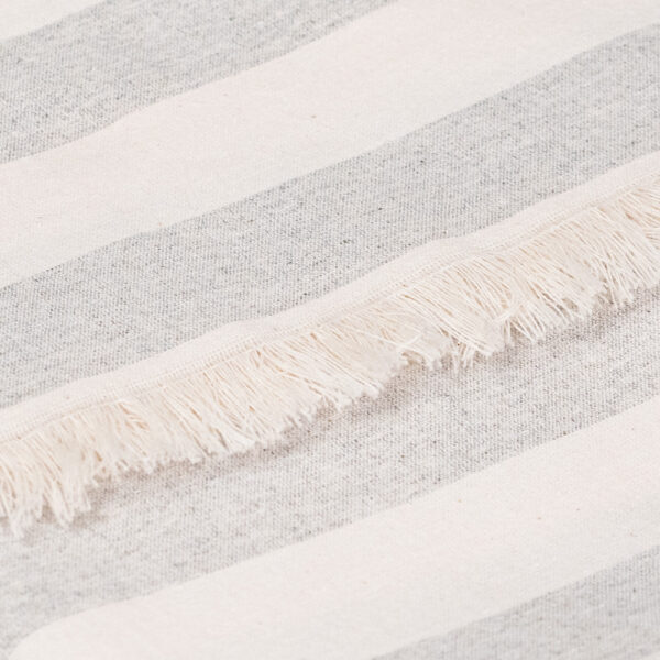 Fouta broadcloth in light cotton with bangs. White background with stripes, yarn-dyed.