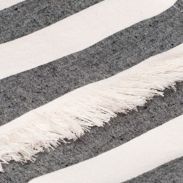 Fouta broadcloth in light cotton with bangs. White background with stripes, yarn-dyed.